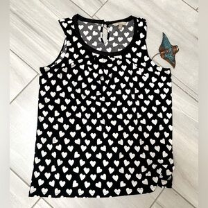 Banana Republic sleeveless scoop neck with black & white heart print - Size M 🤍